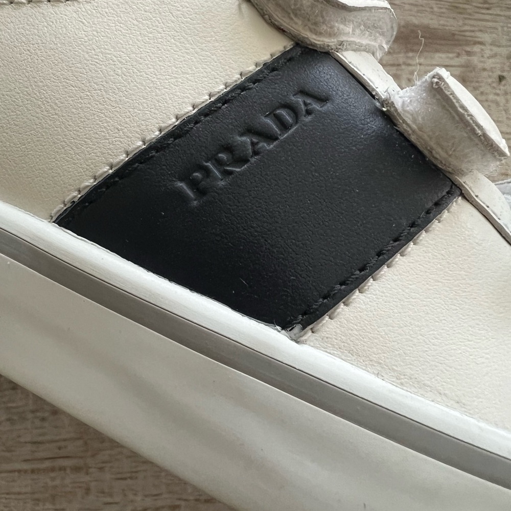Prada unisex kids sneakers. Gently uses in perfect like new condition. AUTHENTIC